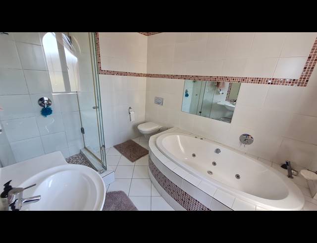 4.5 BEDROOM HOUSE FOR SALE IN BLUE VALLEY GOLF ESTATE